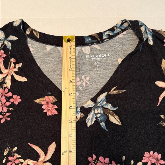 Torrid Favorite Tunic Super Soft V-Neck Tee in Black Orchid Gardens Size 2X - Picture 7 of 15